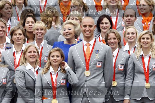 Den Haag 27 augustus 2008
De Olympische medaille winnaars van Peking op het bordes bij Koningin Beatrix. Aanwezig oa Anky v Grunsven Maarten v d Weijden Inge Dekker Marianne Vos Naomi v As Fatima de Moreiro Melo, anky v Grunsven Deborah Gravenstijn...
Peter Smulders bv