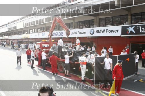 Barcelona 11 maart 2009
Test dag voor de formule 1 teams op het circuit van Barcelona. de mercedes Maclaren van Lewis Hamilton na ongeluk
Peter Smulders bv