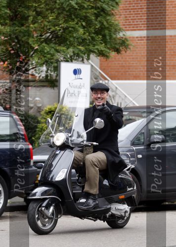 Amsterdam 31 oktober 2007
Maik de Boer op zijn vespa scooter.