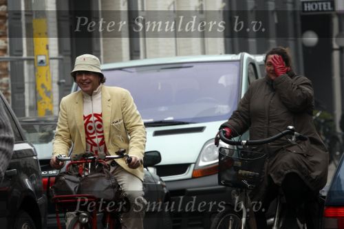 Amsterdam 20 februari 2008
Annette Malherbe samen met Marc Marie Huybregts op de fiets in het vondelpark en de pc hooftstraat. Annette probeert met handen voor haar gezicht zich te verbergen
Peter Smulders bv
