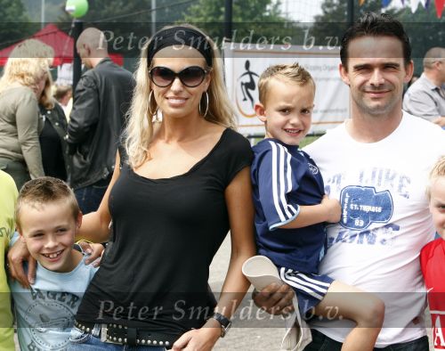 Amsterdam 7 juni 2008
Marc Overmars en zijn vrouw Chantal v Woensel met hun kinderen en zoons van broer bij dag voor ADHD op de toekomst bij Ajax.