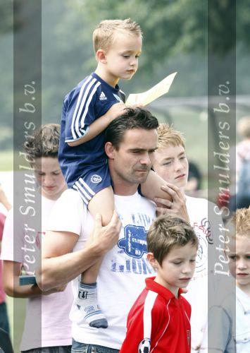 Amsterdam 7 juni 2008
Marc Overmars en zijn vrouw Chantal v Woensel met hun kinderen en zoons van broer bij dag voor ADHD op de toekomst bij Ajax.