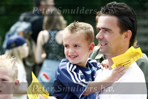 Amsterdam 7 juni 2008
Marc Overmars en zijn vrouw Chantal v Woensel met hun kinderen en zoons van broer bij dag voor ADHD op de toekomst bij Ajax.
