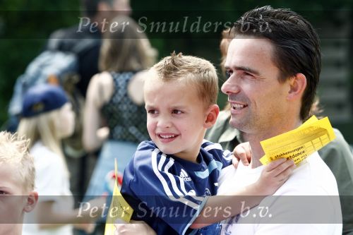 Amsterdam 7 juni 2008
Marc Overmars en zijn vrouw Chantal v Woensel met hun kinderen en zoons van broer bij dag voor ADHD op de toekomst bij Ajax.