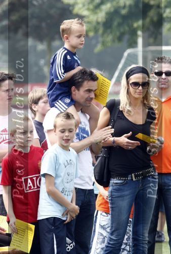 Amsterdam 7 juni 2008
Marc Overmars en zijn vrouw Chantal v Woensel met hun kinderen en zoons van broer bij dag voor ADHD op de toekomst bij Ajax.