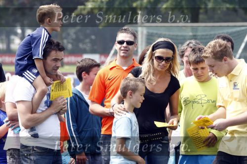 Amsterdam 7 juni 2008
Marc Overmars en zijn vrouw Chantal v Woensel met hun kinderen en zoons van broer bij dag voor ADHD op de toekomst bij Ajax.
