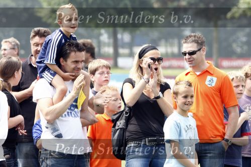 Amsterdam 7 juni 2008
Marc Overmars en zijn vrouw Chantal v Woensel met hun kinderen en zoons van broer bij dag voor ADHD op de toekomst bij Ajax.