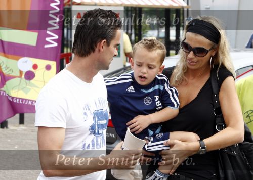 Amsterdam 7 juni 2008
Marc Overmars en zijn vrouw Chantal v Woensel met hun kinderen en zoons van broer bij dag voor ADHD op de toekomst bij Ajax.