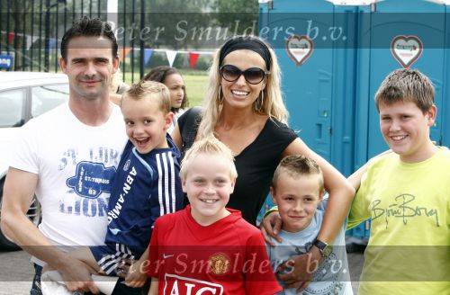 Amsterdam 7 juni 2008
Marc Overmars en zijn vrouw Chantal v Woensel met hun kinderen en zoons van broer bij dag voor ADHD op de toekomst bij Ajax.