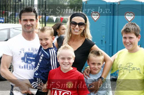 Amsterdam 7 juni 2008
Marc Overmars en zijn vrouw Chantal v Woensel met hun kinderen en zoons van broer bij dag voor ADHD op de toekomst bij Ajax.
