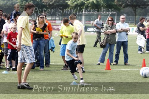 Amsterdam 7 juni 2008
Marc Overmars en zijn vrouw Chantal v Woensel met hun kinderen en zoons van broer bij dag voor ADHD op de toekomst bij Ajax.