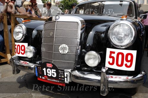 Brescia 15 mei 2008
Start van de Mille Miglia in Brescia. State of art rijdt met 2 porsches mee. 
mercedes