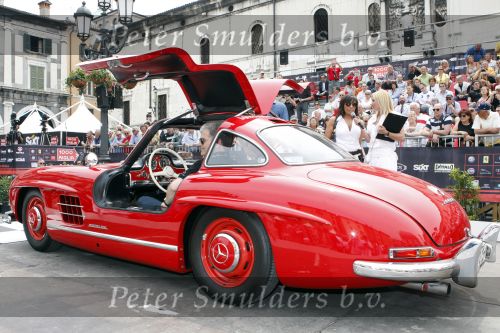 Brescia 15 mei 2008
Start van de Mille Miglia in Brescia. State of art rijdt met 2 porsches mee.
Marcedes SL 300 Classic Car