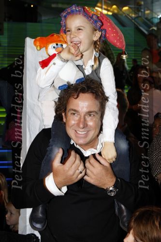 Amsterdam 6 oktober 2007
Leontine Marco Jada Senna en Luca Borsato bij de premiere van de Kabouter Plop film in de amsterdam arena Pathe.