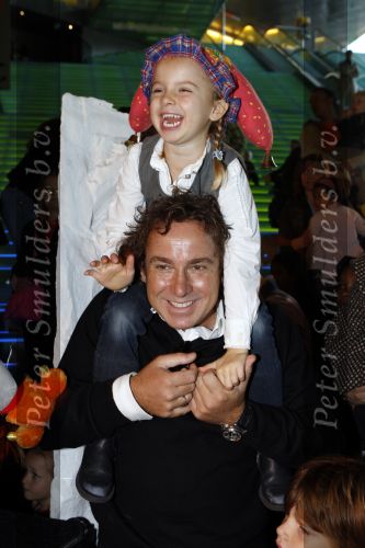 Amsterdam 6 oktober 2007
Leontine Marco Jada Senna en Luca Borsato bij de premiere van de Kabouter Plop film in de amsterdam arena Pathe.