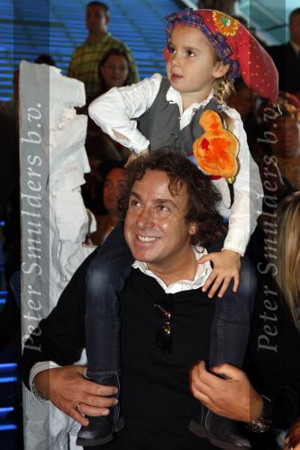 Amsterdam 6 oktober 2007
Leontine Marco Jada Senna en Luca Borsato bij de premiere van de Kabouter Plop film in de amsterdam arena Pathe.