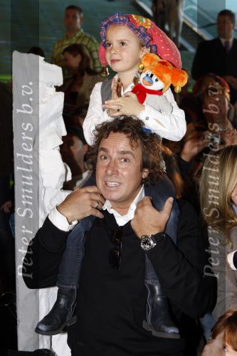 Amsterdam 6 oktober 2007
Leontine Marco Jada Senna en Luca Borsato bij de premiere van de Kabouter Plop film in de amsterdam arena Pathe.