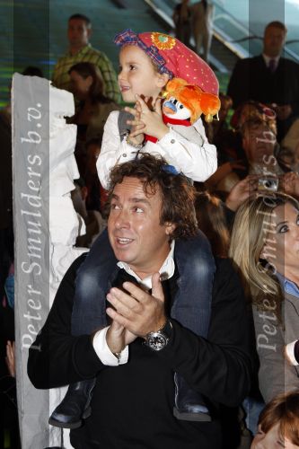 Amsterdam 6 oktober 2007
Leontine Marco Jada Senna en Luca Borsato bij de premiere van de Kabouter Plop film in de amsterdam arena Pathe.