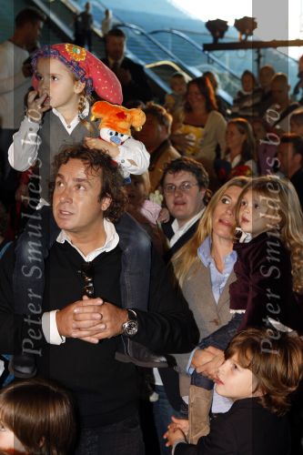 Amsterdam 6 oktober 2007
Leontine Marco Jada Senna en Luca Borsato bij de premiere van de Kabouter Plop film in de amsterdam arena Pathe.