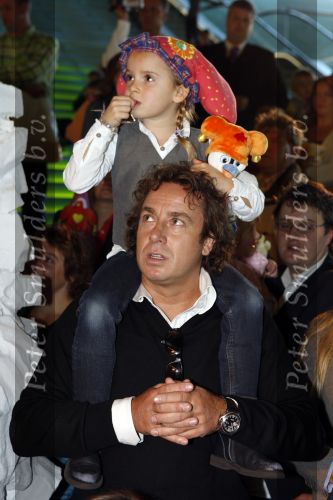 Amsterdam 6 oktober 2007
Leontine Marco Jada Senna en Luca Borsato bij de premiere van de Kabouter Plop film in de amsterdam arena Pathe.