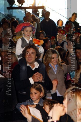 Amsterdam 6 oktober 2007
Leontine Marco Jada Senna en Luca Borsato bij de premiere van de Kabouter Plop film in de amsterdam arena Pathe.