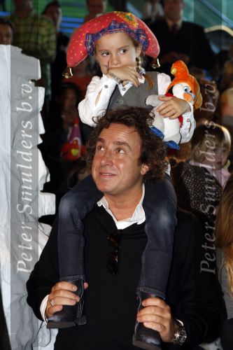 Amsterdam 6 oktober 2007
Leontine Marco Jada Senna en Luca Borsato bij de premiere van de Kabouter Plop film in de amsterdam arena Pathe.