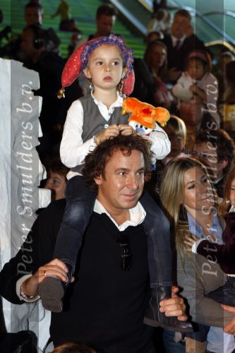 Amsterdam 6 oktober 2007
Leontine Marco Jada Senna en Luca Borsato bij de premiere van de Kabouter Plop film in de amsterdam arena Pathe.