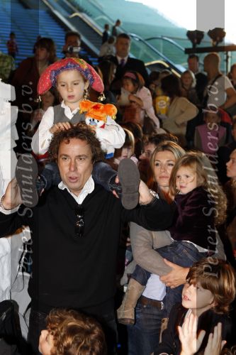Amsterdam 6 oktober 2007
Leontine Marco Jada Senna en Luca Borsato bij de premiere van de Kabouter Plop film in de amsterdam arena Pathe.