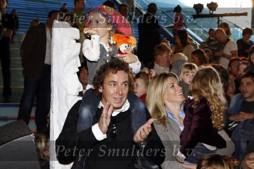 Amsterdam 6 oktober 2007
Leontine Marco Jada Senna en Luca Borsato bij de premiere van de Kabouter Plop film in de amsterdam arena Pathe.
