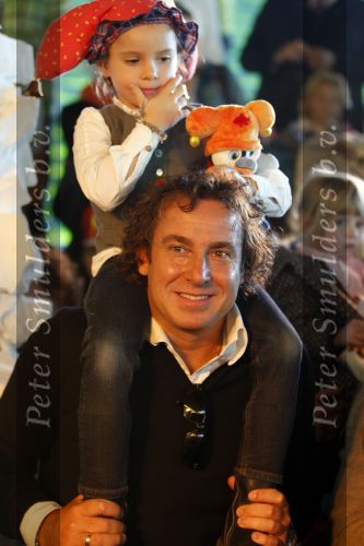 Amsterdam 6 oktober 2007
Leontine Marco Jada Senna en Luca Borsato bij de premiere van de Kabouter Plop film in de amsterdam arena Pathe.
