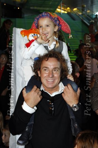 Amsterdam 6 oktober 2007
Leontine Marco Jada Senna en Luca Borsato bij de premiere van de Kabouter Plop film in de amsterdam arena Pathe.