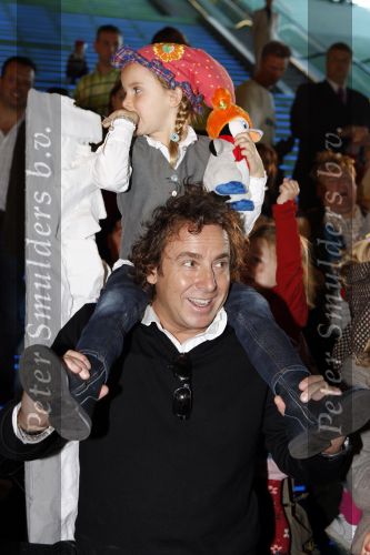 Amsterdam 6 oktober 2007
Leontine Marco Jada Senna en Luca Borsato bij de premiere van de Kabouter Plop film in de amsterdam arena Pathe.