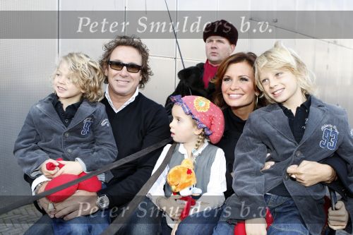 Amsterdam 6 oktober 2007
Leontine Marco Jada Senna en Luca Borsato bij de premiere van de Kabouter Plop film in de amsterdam arena Pathe.