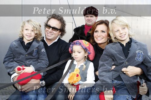 Amsterdam 6 oktober 2007
Leontine Marco Jada Senna en Luca Borsato bij de premiere van de Kabouter Plop film in de amsterdam arena Pathe.