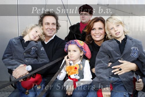 Amsterdam 6 oktober 2007
Leontine Marco Jada Senna en Luca Borsato bij de premiere van de Kabouter Plop film in de amsterdam arena Pathe.