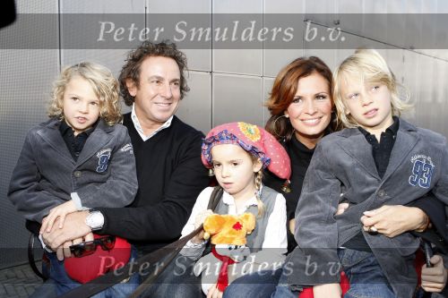 Amsterdam 6 oktober 2007
Leontine Marco Jada Senna en Luca Borsato bij de premiere van de Kabouter Plop film in de amsterdam arena Pathe.