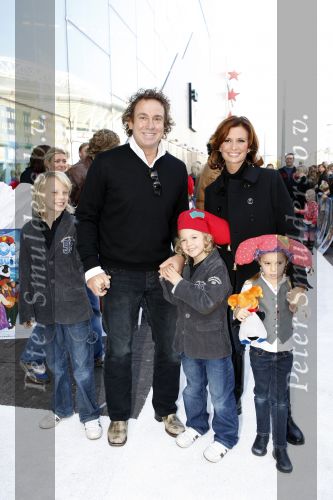 Amsterdam 6 oktober 2007
Leontine Marco Jada Senna en Luca Borsato bij de premiere van de Kabouter Plop film in de amsterdam arena Pathe.