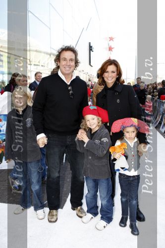 Amsterdam 6 oktober 2007
Leontine Marco Jada Senna en Luca Borsato bij de premiere van de Kabouter Plop film in de amsterdam arena Pathe.
