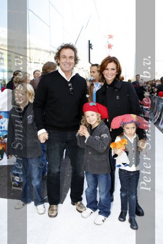 Amsterdam 6 oktober 2007
Leontine Marco Jada Senna en Luca Borsato bij de premiere van de Kabouter Plop film in de amsterdam arena Pathe.