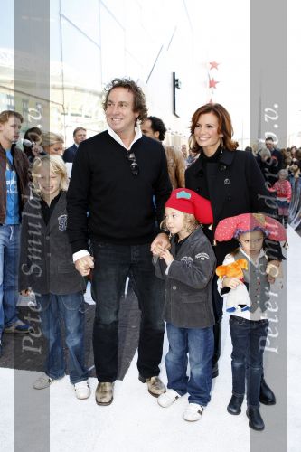 Amsterdam 6 oktober 2007
Leontine Marco Jada Senna en Luca Borsato bij de premiere van de Kabouter Plop film in de amsterdam arena Pathe.