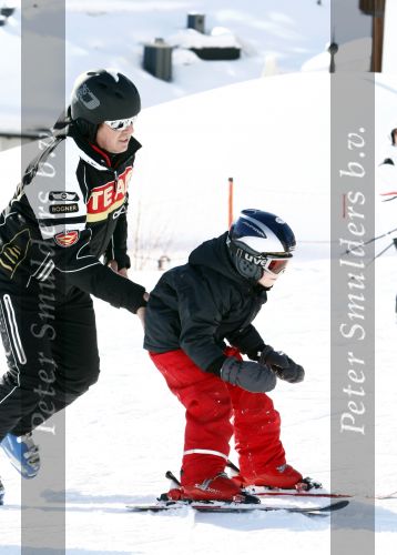 Fiss 15 februari 2009
Ruud Gullit met Joelle en Maxim op wintersport. Ook Marco Borsato en Leontien en Luca Jada en Senna zijn op skivakantie.
Peter Smulders bv