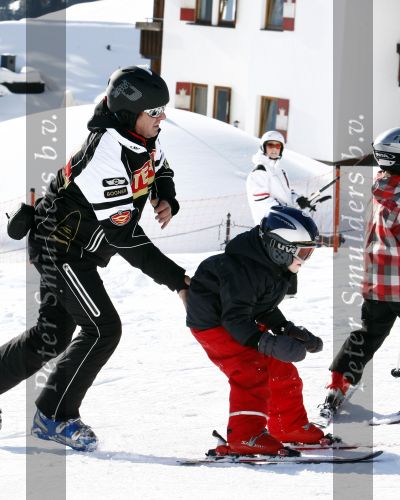 Fiss 15 februari 2009
Ruud Gullit met Joelle en Maxim op wintersport. Ook Marco Borsato en Leontien en Luca Jada en Senna zijn op skivakantie.
Peter Smulders bv