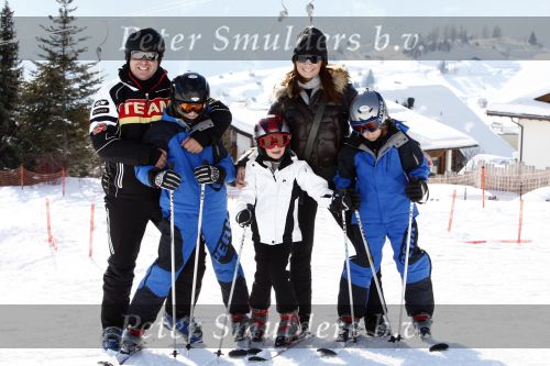 Fiss 15 februari 2009
Ruud Gullit met Joelle en Maxim op wintersport. Ook Marco Borsato en Leontien en Luca Jada en Senna zijn op skivakantie.
Peter Smulders bv