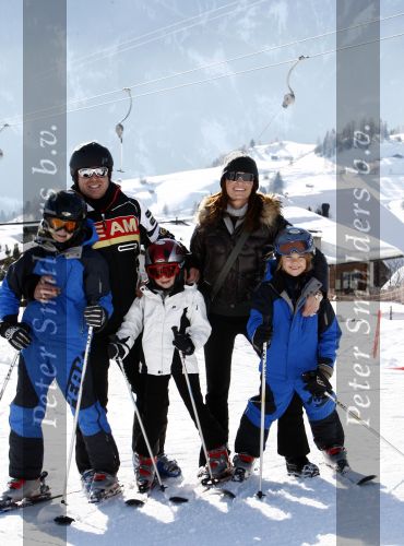 Fiss 15 februari 2009
Ruud Gullit met Joelle en Maxim op wintersport. Ook Marco Borsato en Leontien en Luca Jada en Senna zijn op skivakantie.
Peter Smulders bv