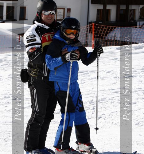 Fiss 15 februari 2009
Ruud Gullit met Joelle en Maxim op wintersport. Ook Marco Borsato en Leontien en Luca Jada en Senna zijn op skivakantie.
Peter Smulders bv