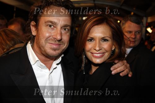 Amsterdam 17 maart 2008
Marco Borsato en Leontine kussend bij premiere van zomerhitte in Tuschinski.
Peter Smulders bv