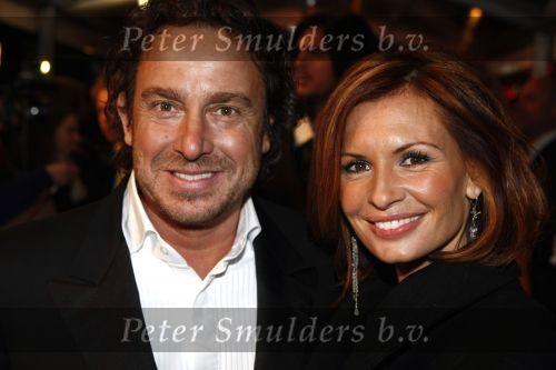 Amsterdam 17 maart 2008
Marco Borsato en Leontine kussend bij premiere van zomerhitte in Tuschinski.
Peter Smulders bv