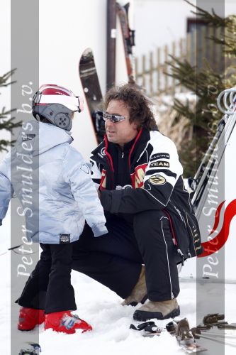 Fiss 27 februari 2008
Marco Borsato op wintersport met Leontine en zijn kinderen Jada Luca en Senna.
Peter Smulders bv