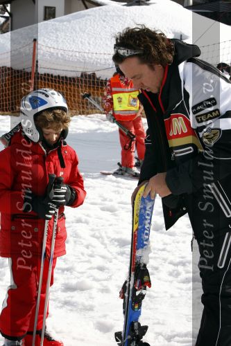 Fiss 27 februari 2008
Marco Borsato op wintersport met Leontine en zijn kinderen Jada Luca en Senna. Maxim Gullit
Peter Smulders bv