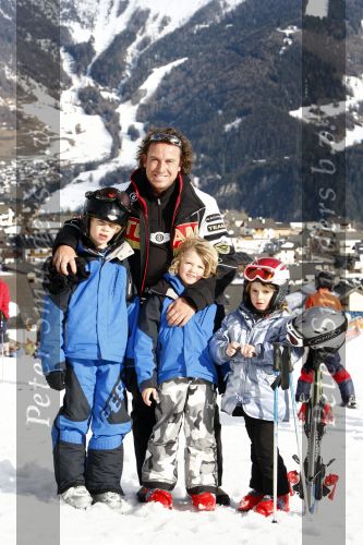 Fiss 27 februari 2008
Marco Borsato op wintersport met Leontine en zijn kinderen Jada Luca en Senna.
Peter Smulders bv